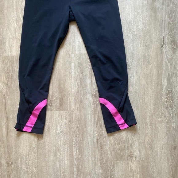 Lululemon Inspire Crop II Back and Pink Striped Size 6 - Picture 4 of 7